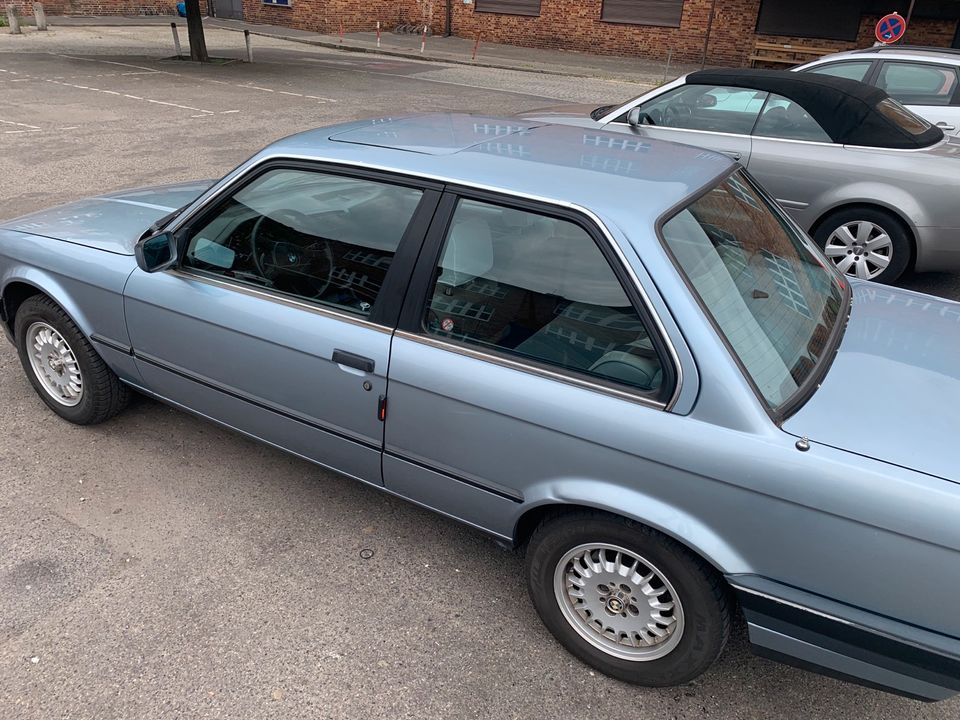 BMW E30  318 i  Automatik  1989  Abs ,Schiebedach in Berlin