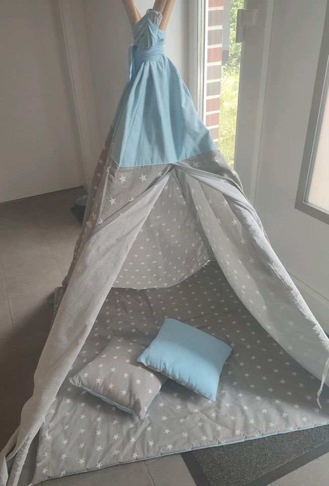 Tipi Zelt , Zelt in grau/blau mit Fenster und Kissen in Sauensiek