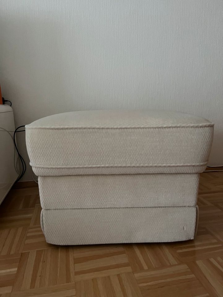 Beige Couch mit Fußhocker in München