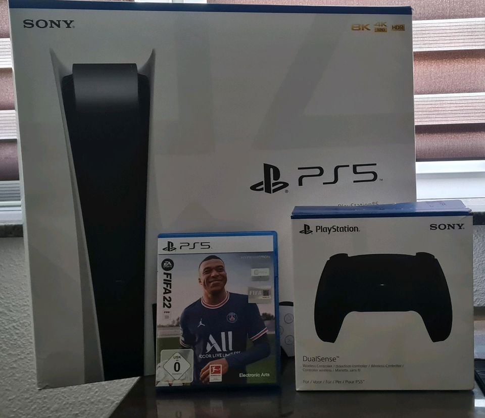 Playstation 5 mit Controller und FiFA 2022 in Biberach an der Riß