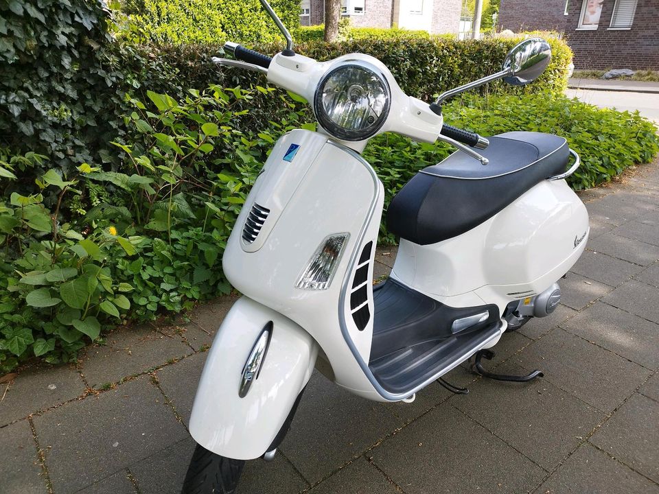 Vespa GTS Super 300 in Köln