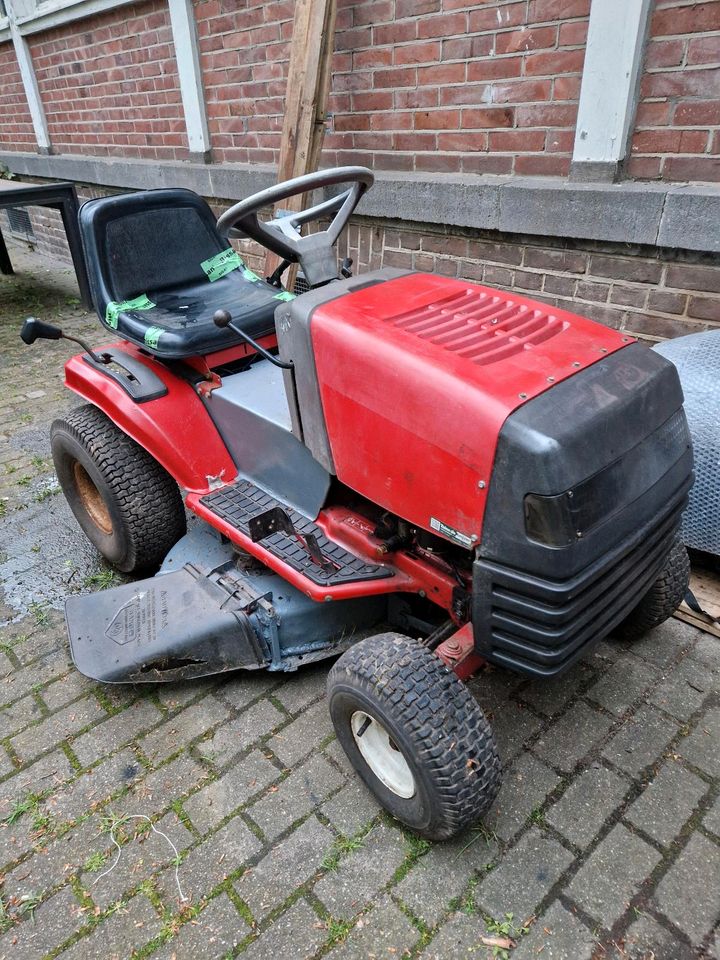 Rasenmähertraktor in Bedburg-Hau