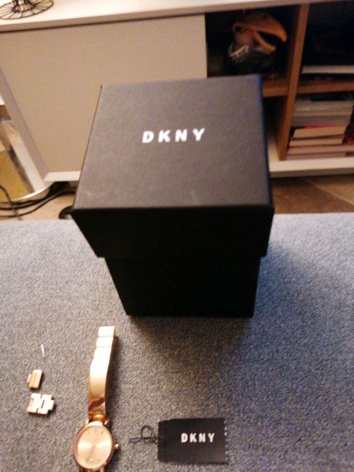 DKNY Damenuhr rosegold in Rauen