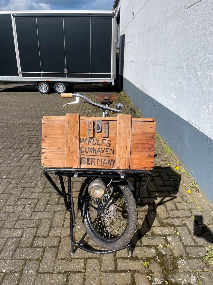 Lastenrad alt, Bauer Fahrrad, Schaufensterdeko in Stuhr