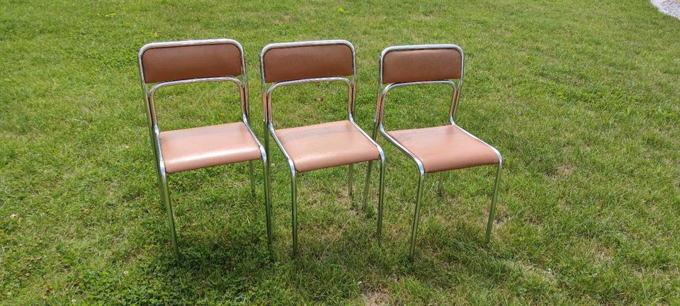 Drei (Küchen-) Stühle mit Kunststoff Sitzfläche in Giengen an der Brenz