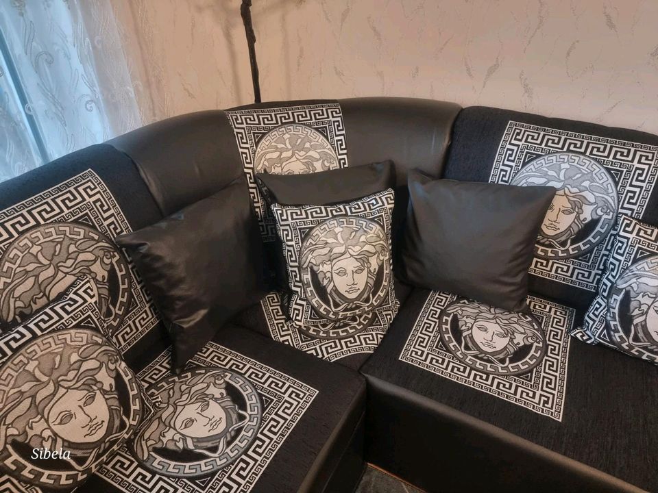 Neue Sofa mit 10 kissen und Tisch Set Versace.. in Offenbach