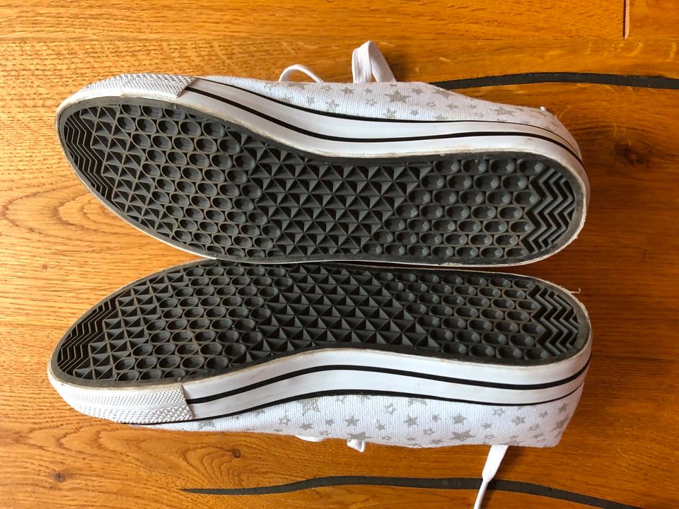 Lascana Sneaker weiß mit silbernen Sternchen Größe 40 in Baden-Württemberg  - Teningen | eBay Kleinanzeigen ist jetzt Kleinanzeigen