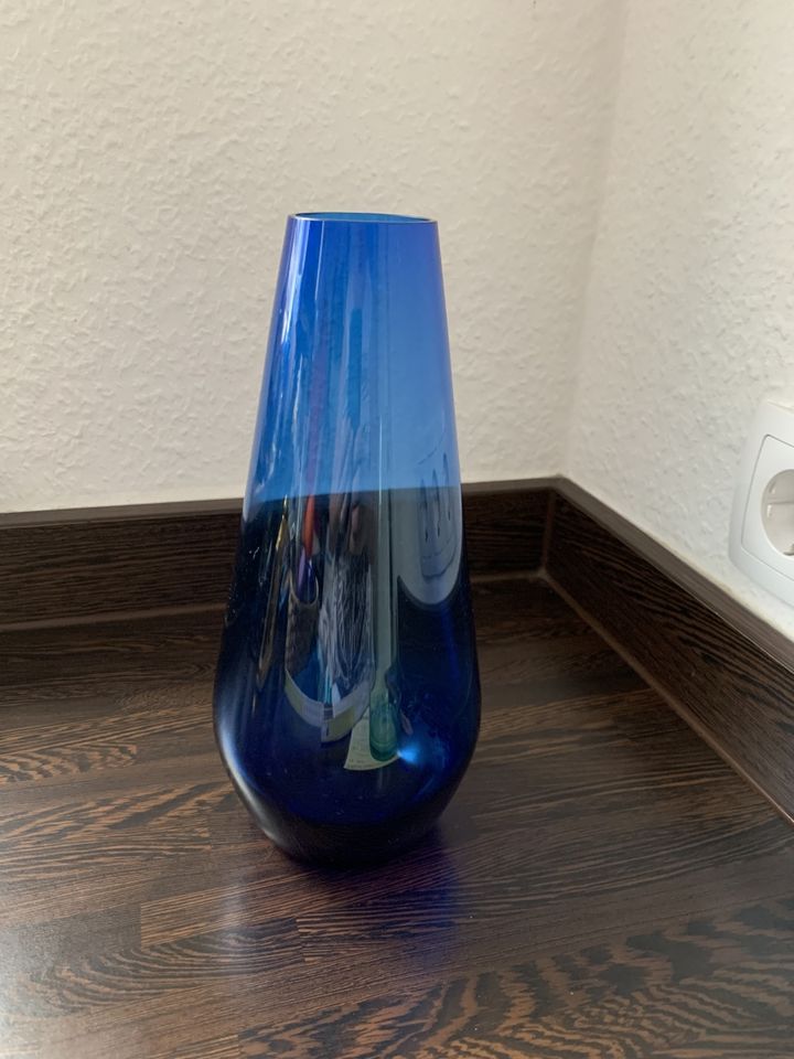 Blumenvase Glasvase Glas Vase Blumen königsblau blau in Hadamar