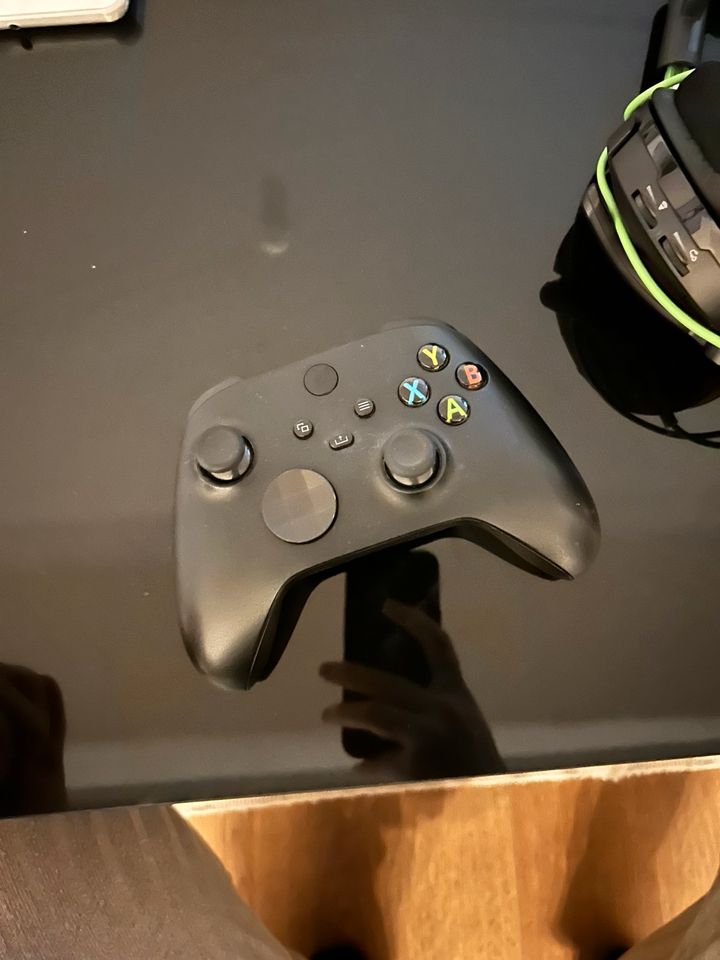 Xbox One plus Zubehör in Vettweiß