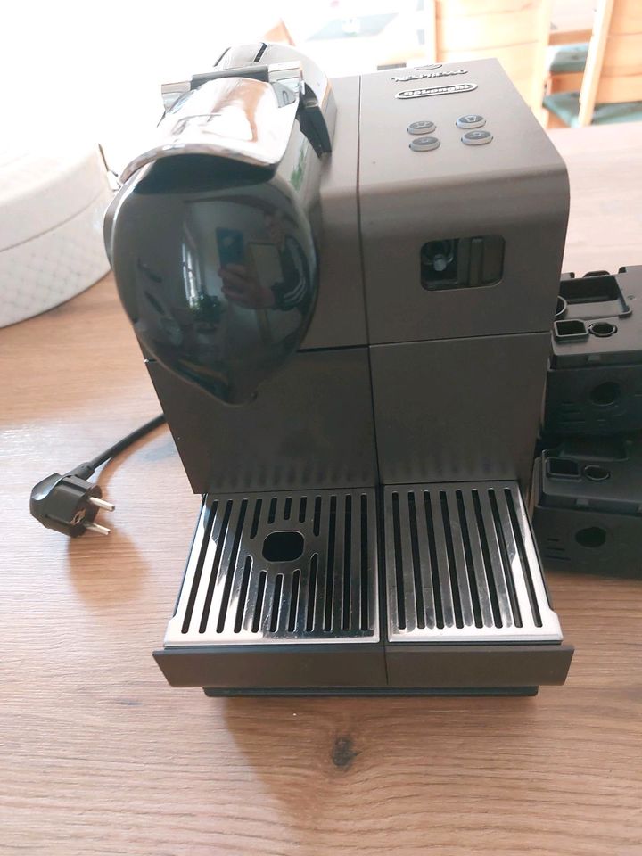 Nespresso DeLonghi kapselmaschine kaffee kapsel milchschaum in Meinheim