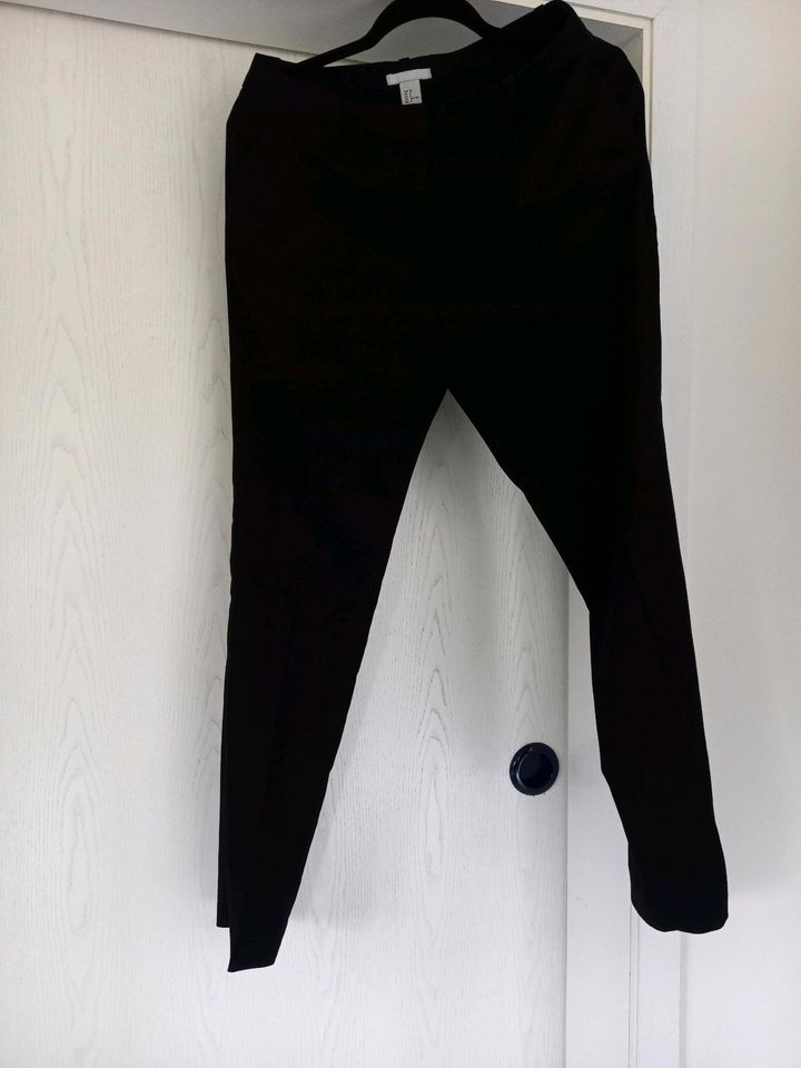 *TOP* Damen Stoff Hose mit Bügelfalte, H&M, Gr. 38, schwarz in Bünde
