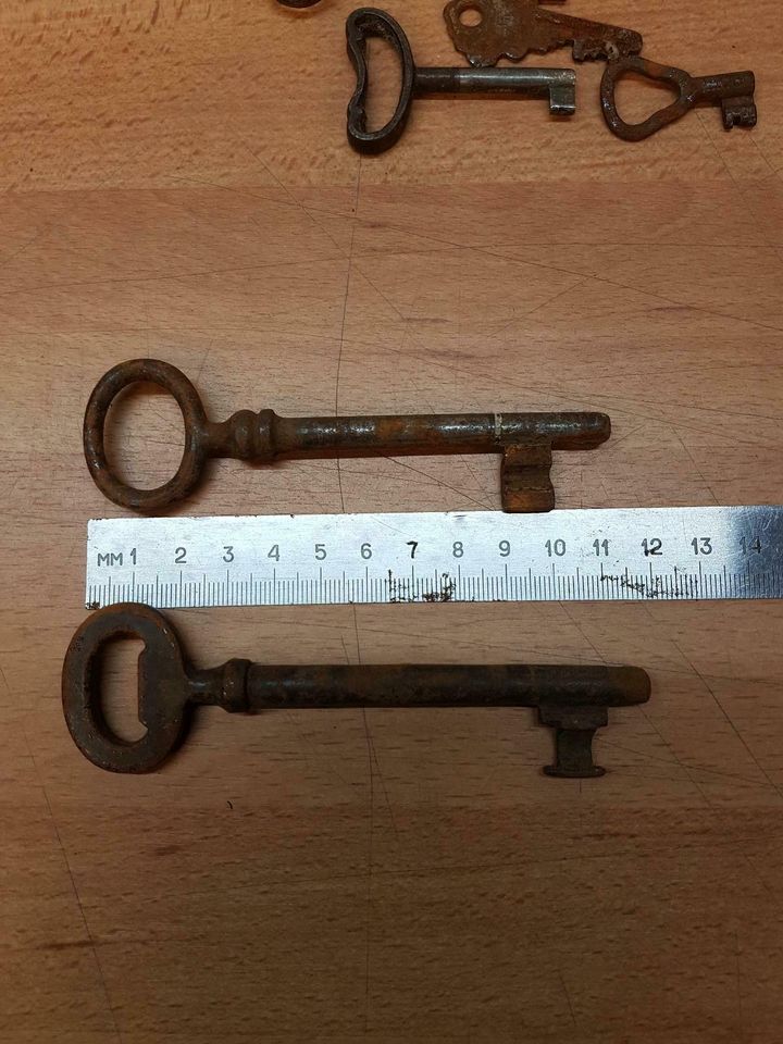 Alte Schlüssel Türen Schränke antik alt Haustür sammeln Vitrine in Bad Homburg