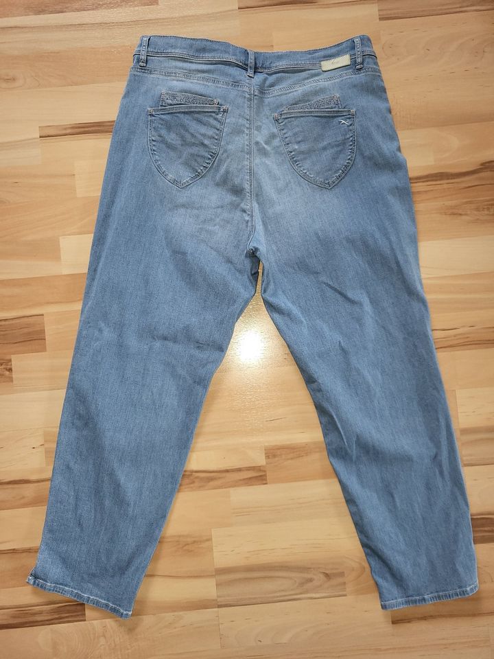 Neuwertig! inkl.Versand Brax Style 7/8 CAROLA S Jeans Frühjahr 42 in Bergkamen