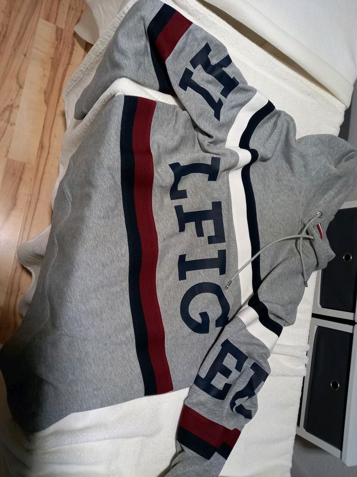 Original Tommy Hilfiger Kapuzenpullover - Größe L - NEU in Lauenau