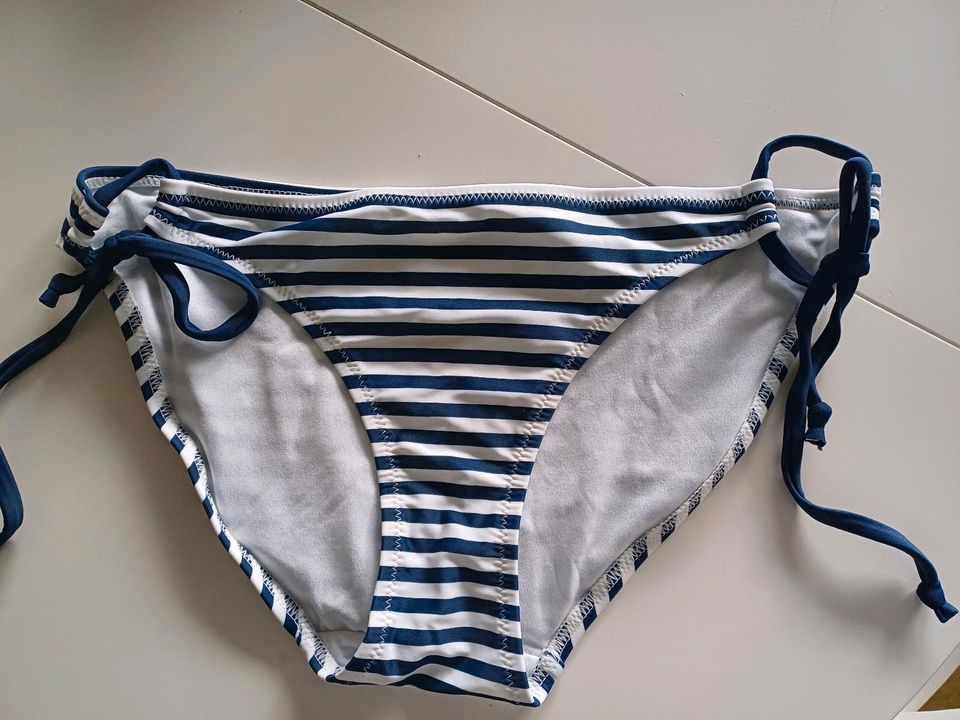 Bikini,Neu,blau weiß gestreift,gefütterte Cups, in Landshut