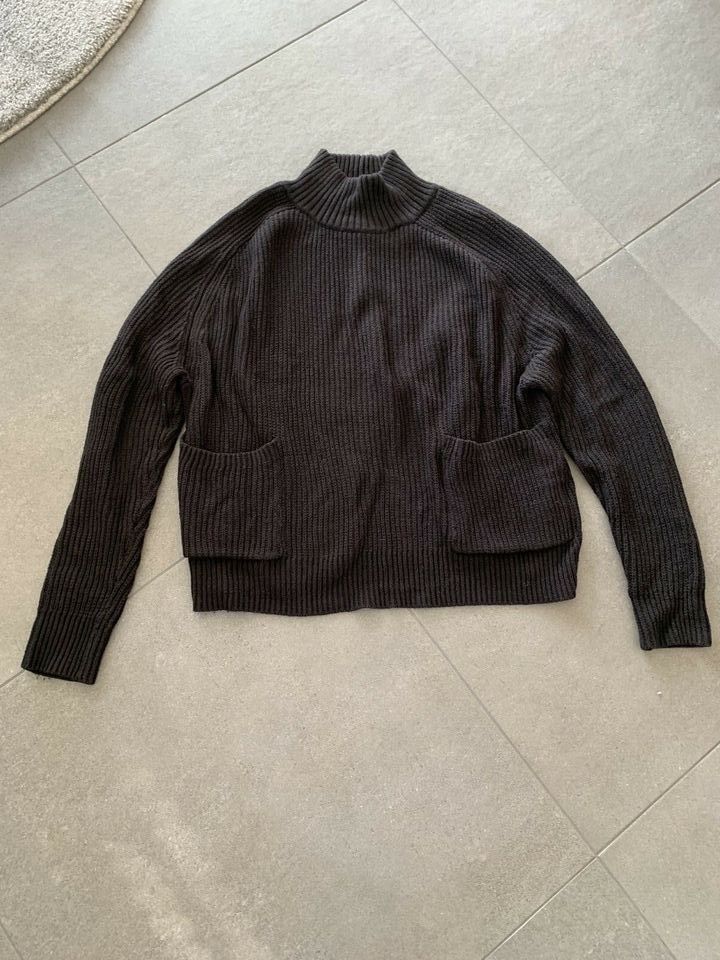 Pullover MONKI schwarz mit Rückenausschnitt Gr. M Neu!! in Hohenfurch