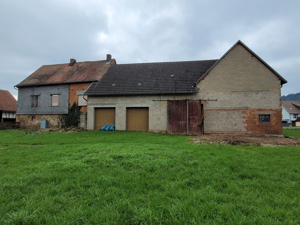 Bauernhof mit Garagen, Stall und Scheune in Kleinkahl