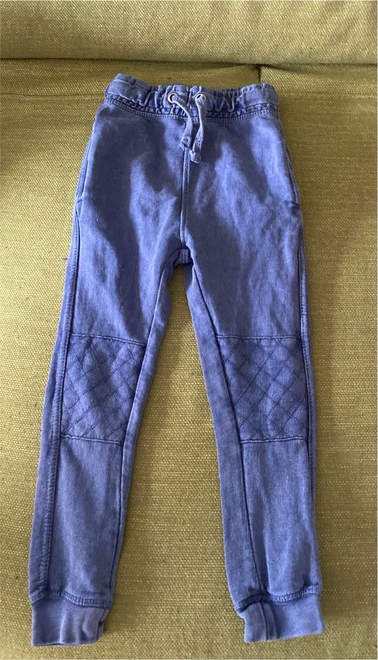 Jogginghose Stoffhose Hose schmal geschnitten Gr. 104 in Eisenberg