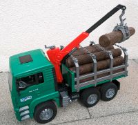 Bruder MAN Holztransporter-LKW mit Ladekran + 11 Baumstämme Bayern - Illertissen Vorschau