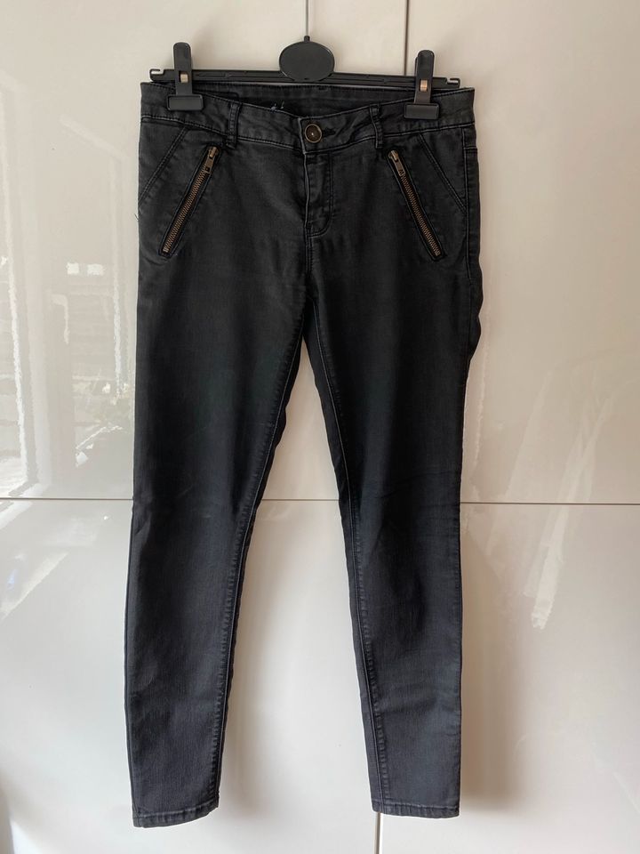 Jeans Review Größe M 38 schwarz in Nidda