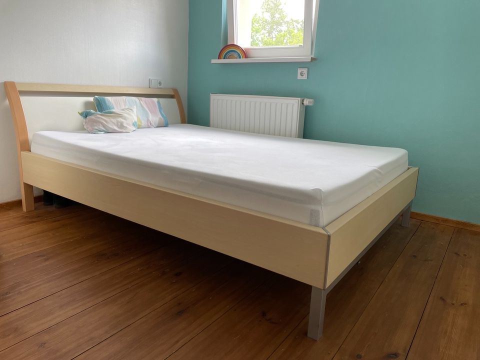 Bett, Jugendzimmer-Bett 140x200cm Liegefläche in Gerolzhofen