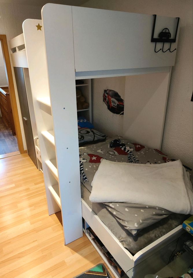 Hochbett mit zwei Betten und integriertem Schrank in grau-weiss in Wunsiedel