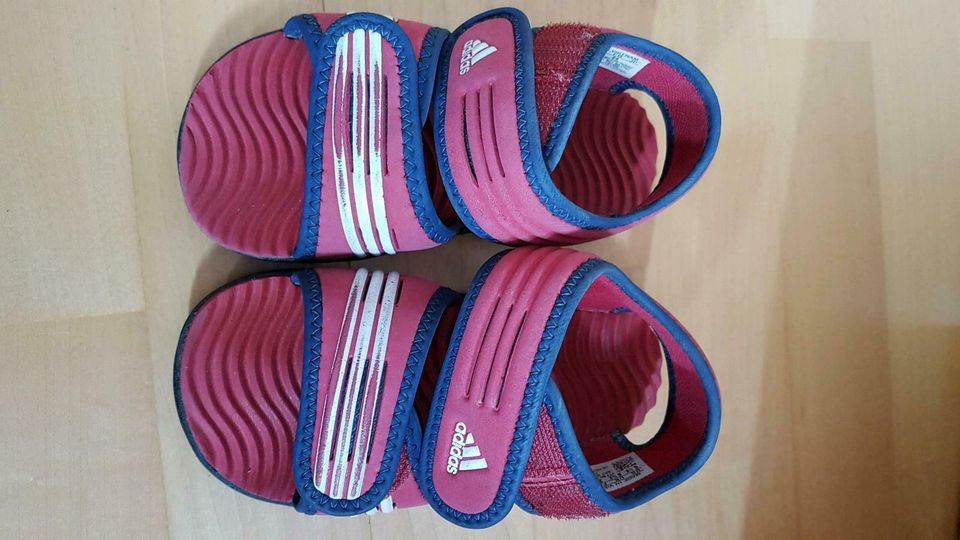 Sehr gut erhaltene Adidas Badeschuhe 24 rot in Nürnberg (Mittelfr)