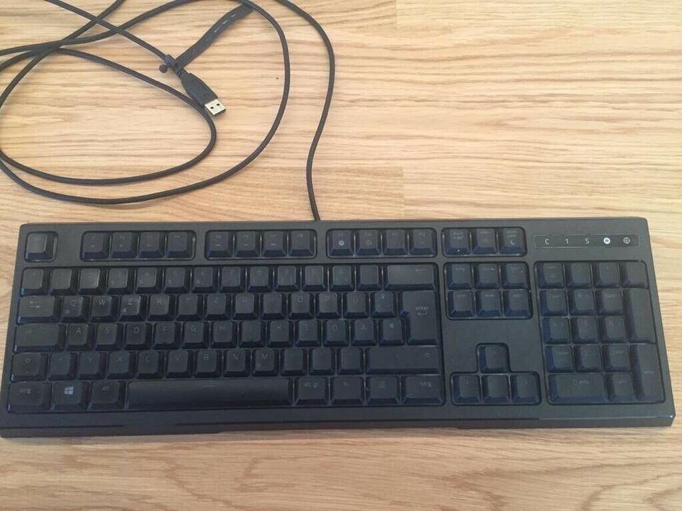 Tastatur von der Marke Razer + ergonomischer Handballenauflage in Hamburg