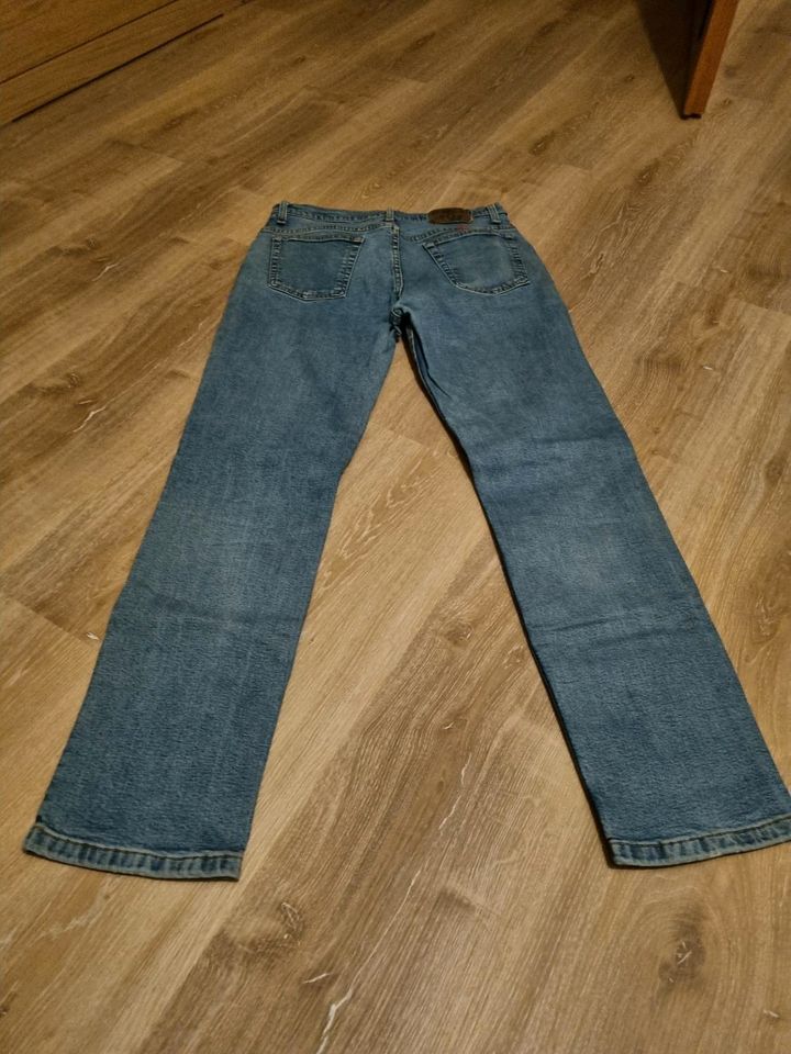 Herrenjeans Hero by Wrangler gratis Versand in Leverkusen