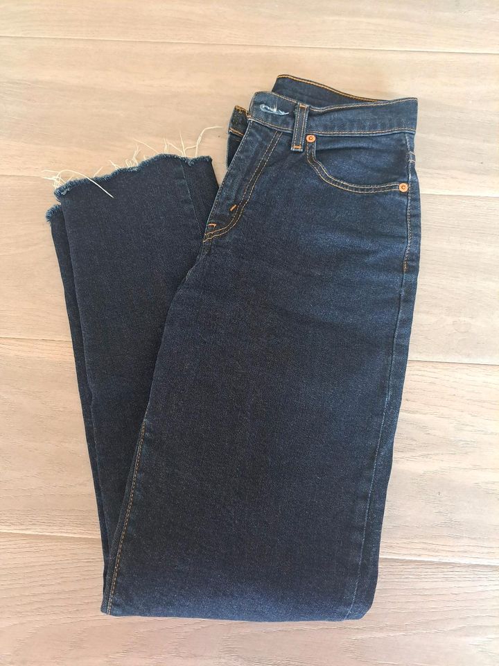 Stylische dunkelblaue Levis Jeans  in Michelstadt