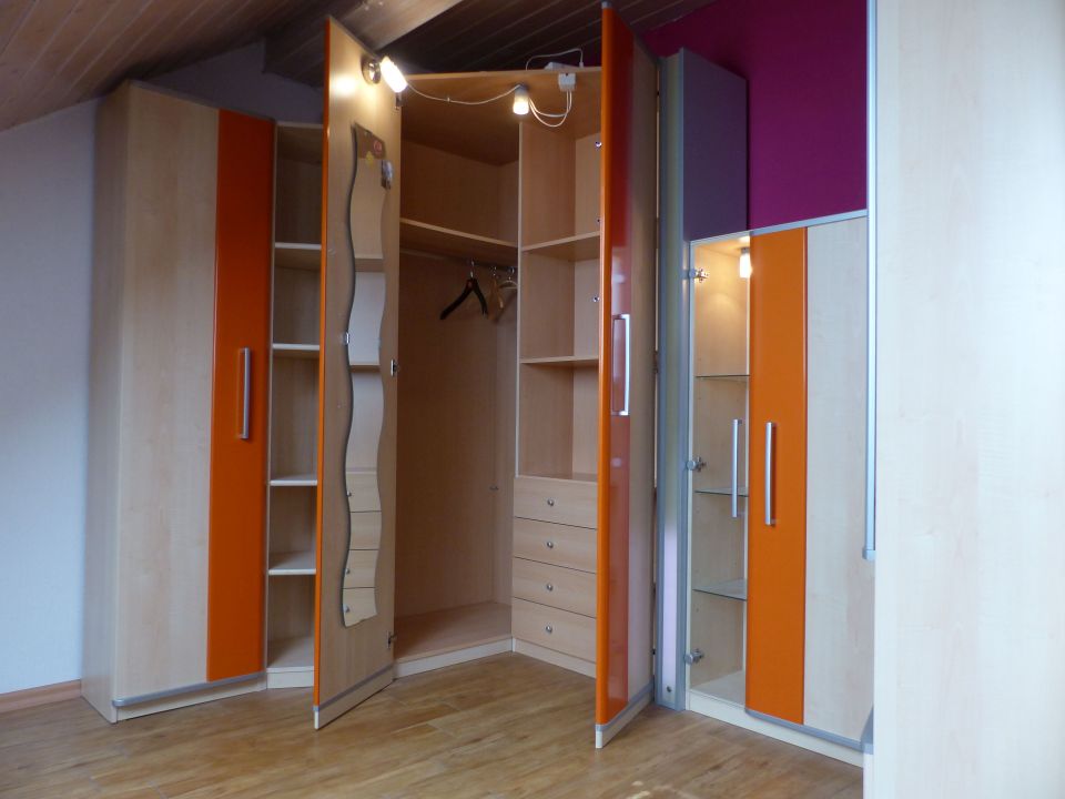 Jugendzimmer, Kinderzimmer Wellemöbel; Kleiderschrank, Vitrine in Holzgerlingen