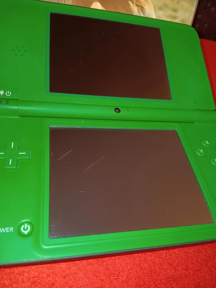 Nintendo DSI Konsole in grün in Uetersen