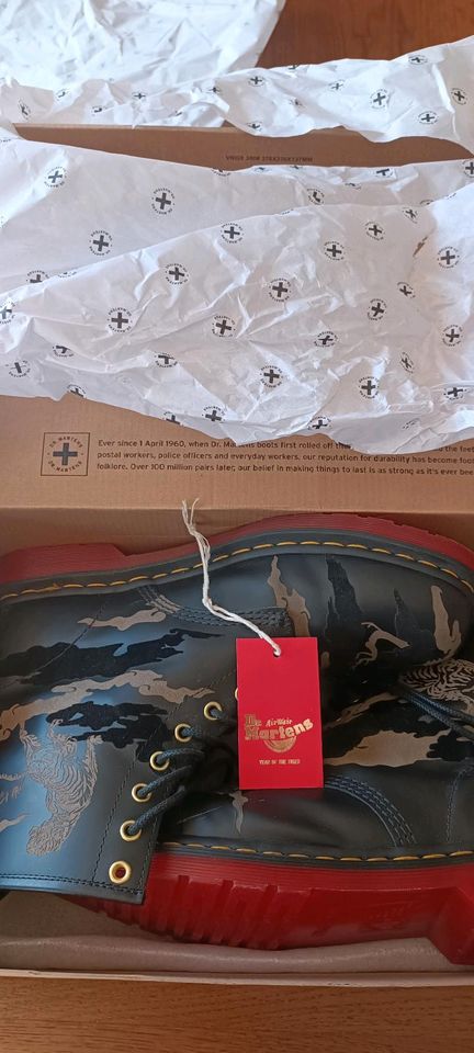 DR MARTENS 1460 Jahr des Tigers Leder Schnürstiefel in Ladbergen