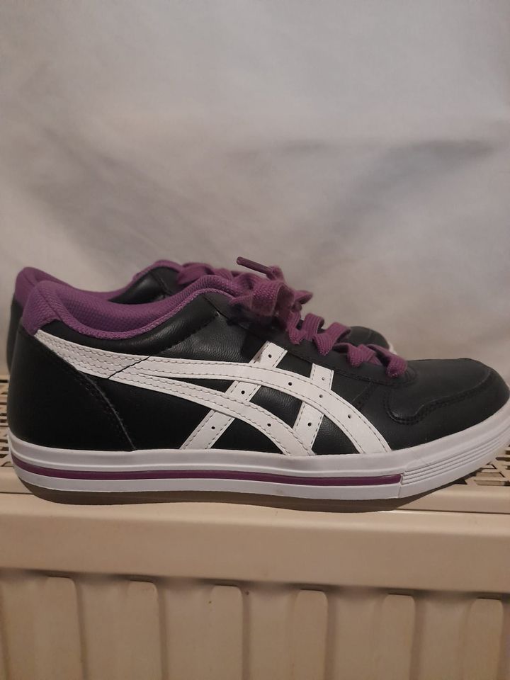 Asics Onitsuka Tiger  schwarz lila Sneaker Turnschuh Sportschuh in Willingshausen