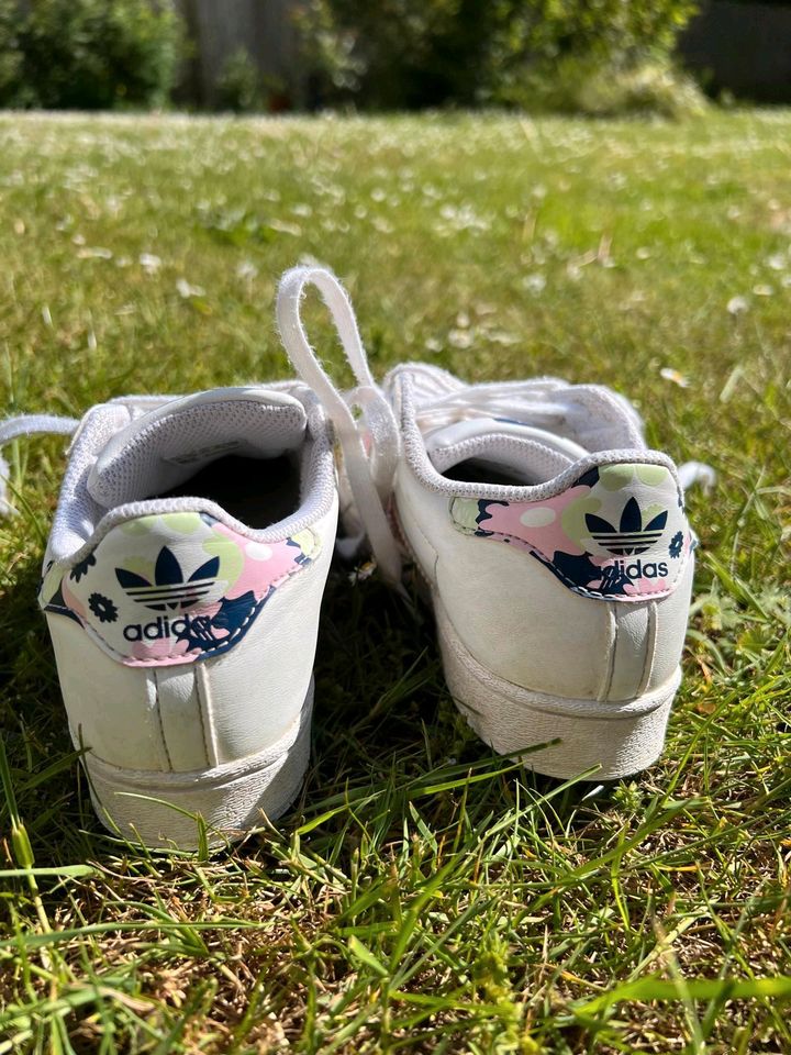Adidas Superstar Gr. 31 Kinderschuhe Sneaker in Berlin