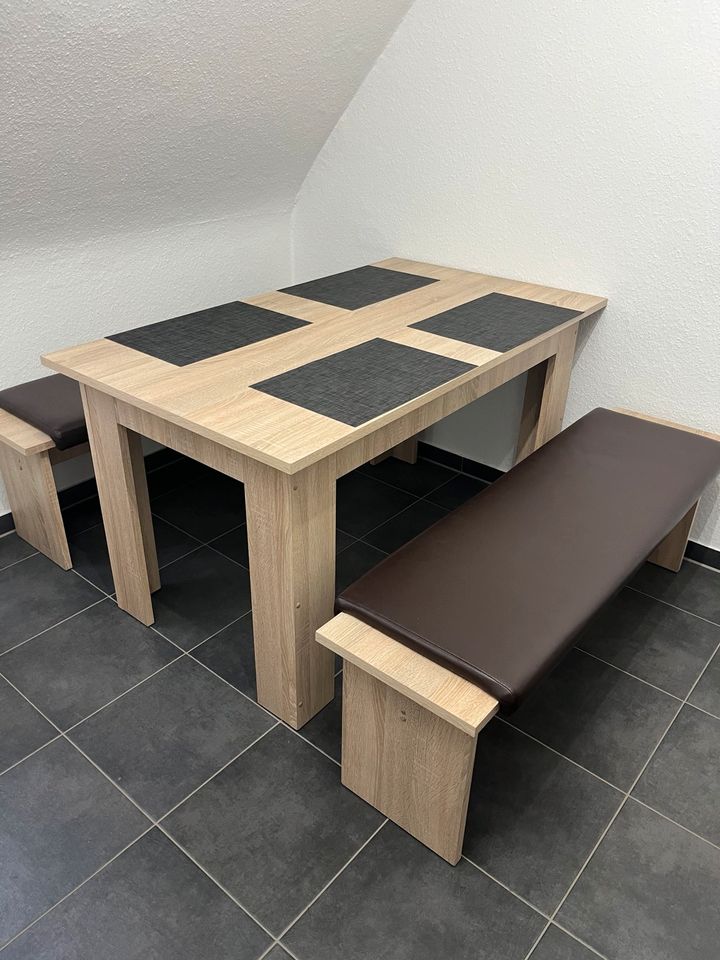 Esstisch mit zwei Sitzbänken + Sitzauflagen in Braunschweig