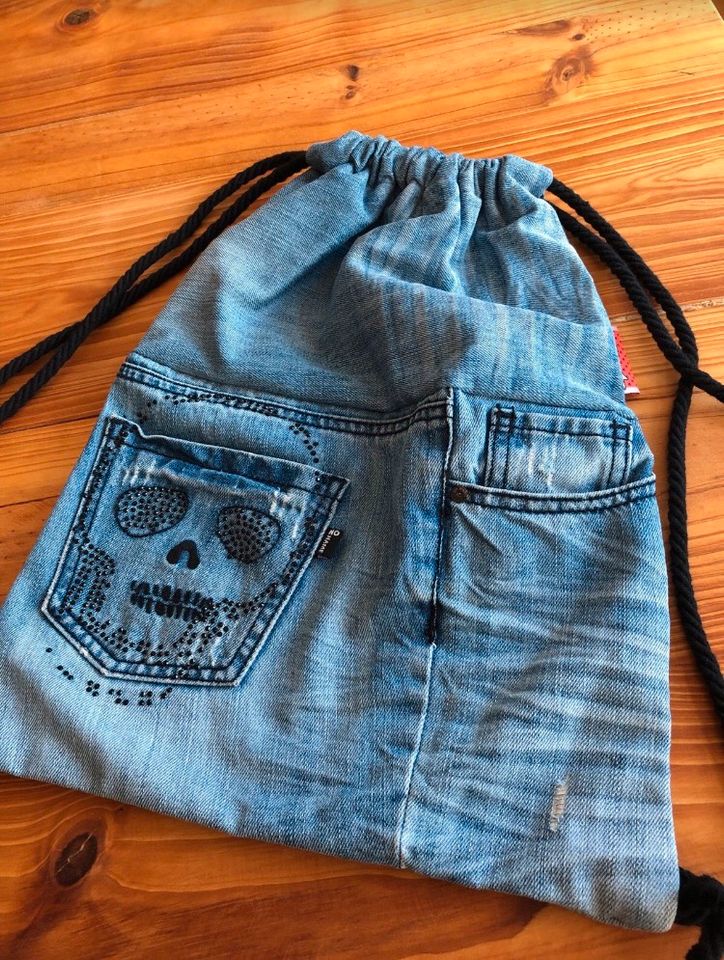 Jeans Rucksack Totenkopf handmade recycling upcycling in Höhr-Grenzhausen