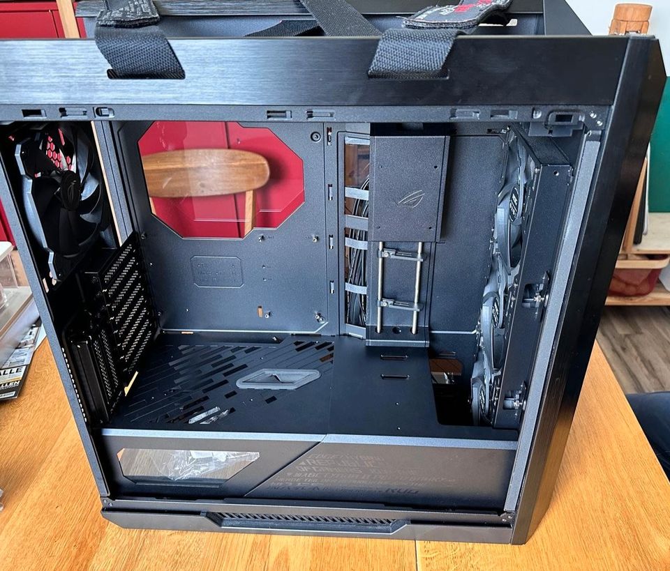 ASUS ROG Strix Helios GX601 - Top Zustand! in Regensburg