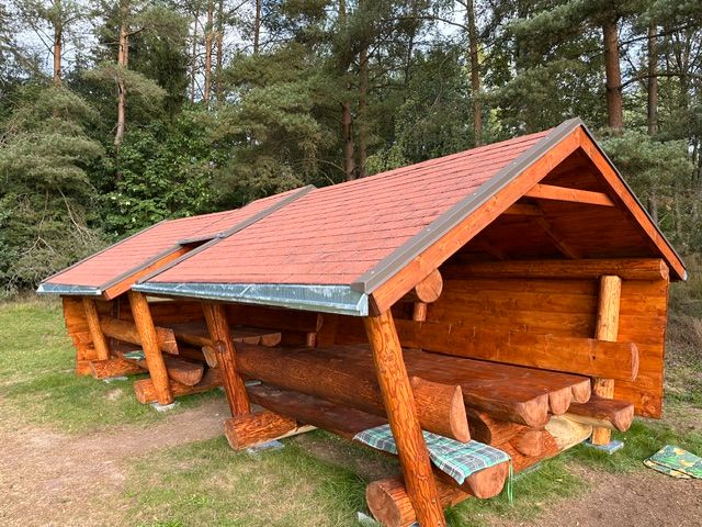 Naturstein - Waschtisch mit Unterschrank von Blockstammholz. in Heidenrod