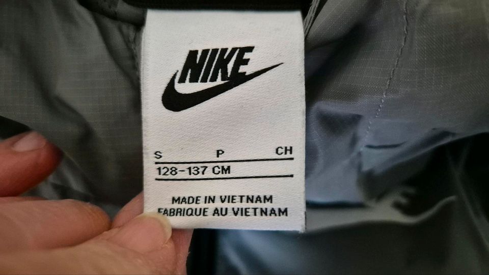 Nike Wind Jacke übergangjacke 128 in Berlin