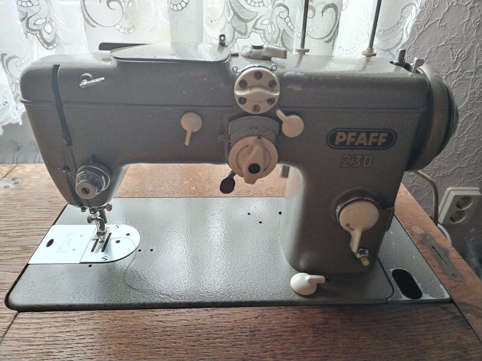 Nähmaschine Pfaff 230 Automatic versenkbar mit Schrank + Zubehör in Horgau