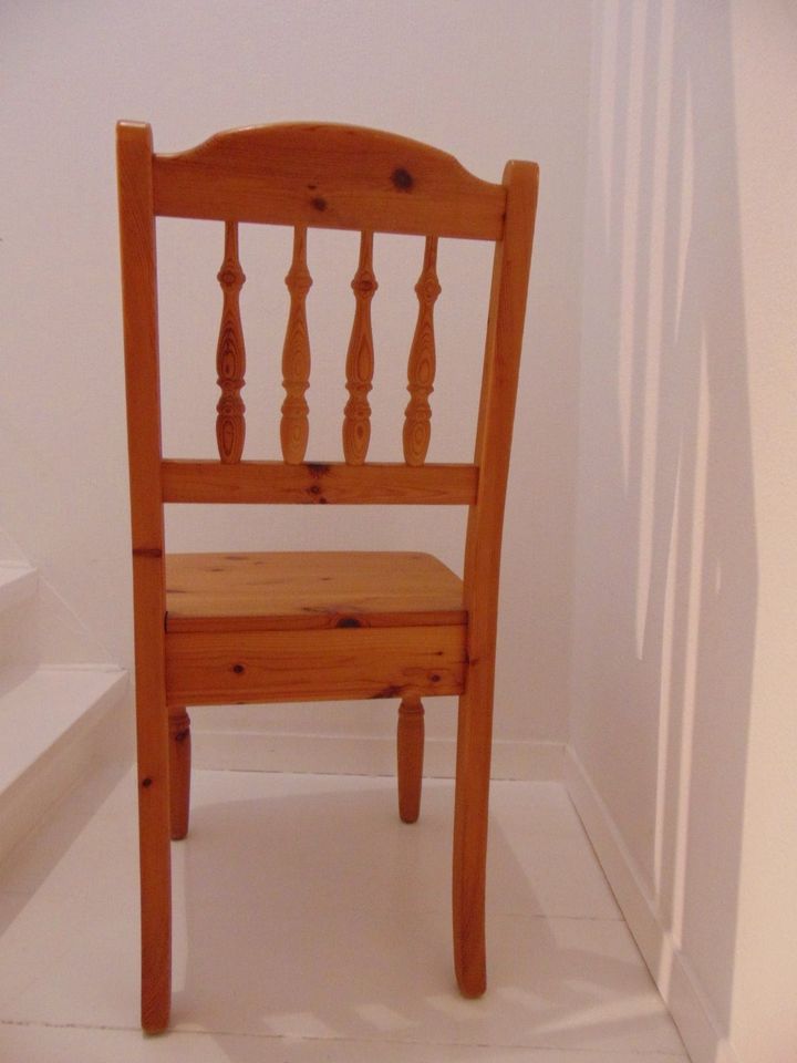 1 sehr schöner Stuhl aus massivem Kiefernholz in Hohenhameln