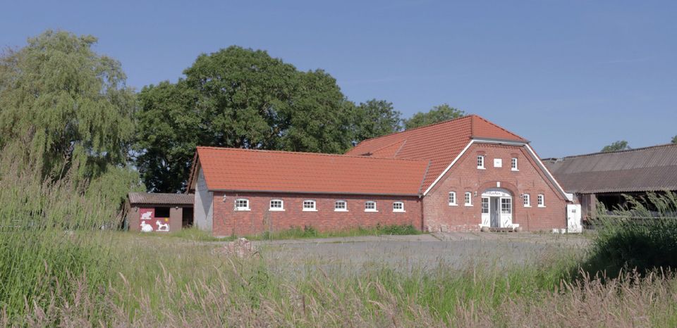 Sanierter Bauernhof - gute Voraussetzungen für Produktion + Vermarktung mit 2,2 ha. Grünland, Stallungen, Produktionsräume, Melkhus + Grillpavillon in Stadland