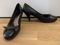 Damenschuhe Clarks Pumps Leder schwarz (Größe UK6 EU39) Frankfurt am Main - Kalbach Vorschau