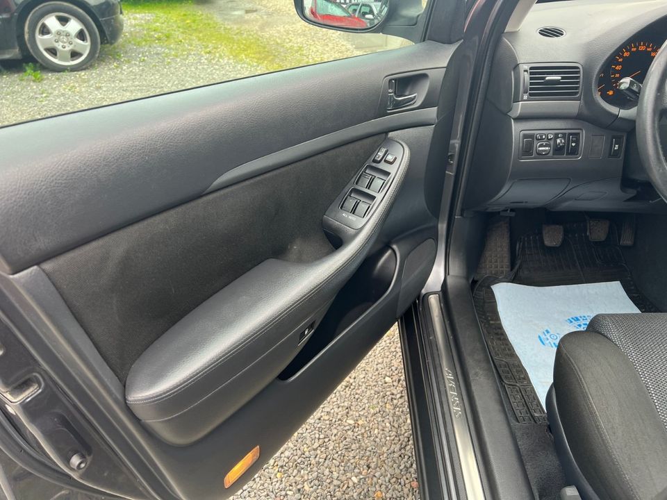 Toyota Avensis Kombi Diesel Klimaautomatik Tempomat 6 Gang in Korschenbroich