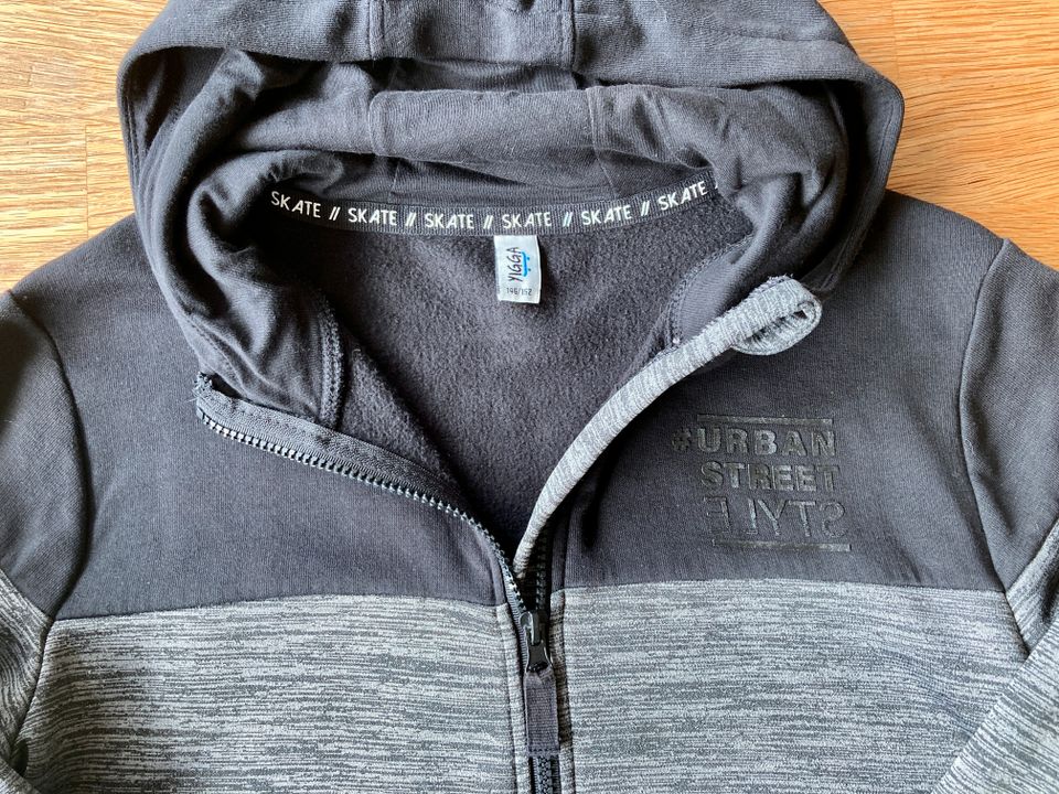 Yigga Sweat- SportJacke Gr. 146 152 schwarz mit Kapuze in Schneverdingen