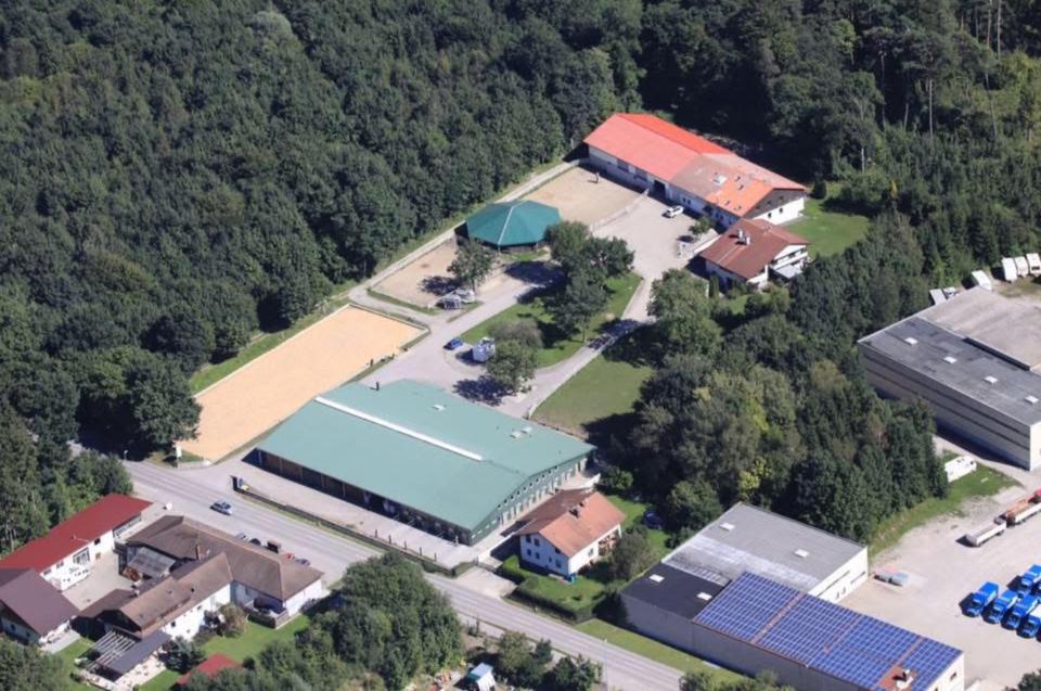 ⚜️Wir suchen für halbtags einen Stallhelfer/Pferdepfleger⚜️ in Wehringen