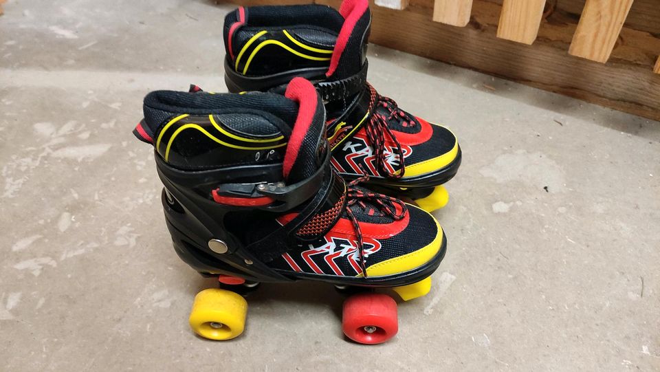 Rollschuhe mit wachsend Kinder Mädchen und Jungen in Wallerfangen