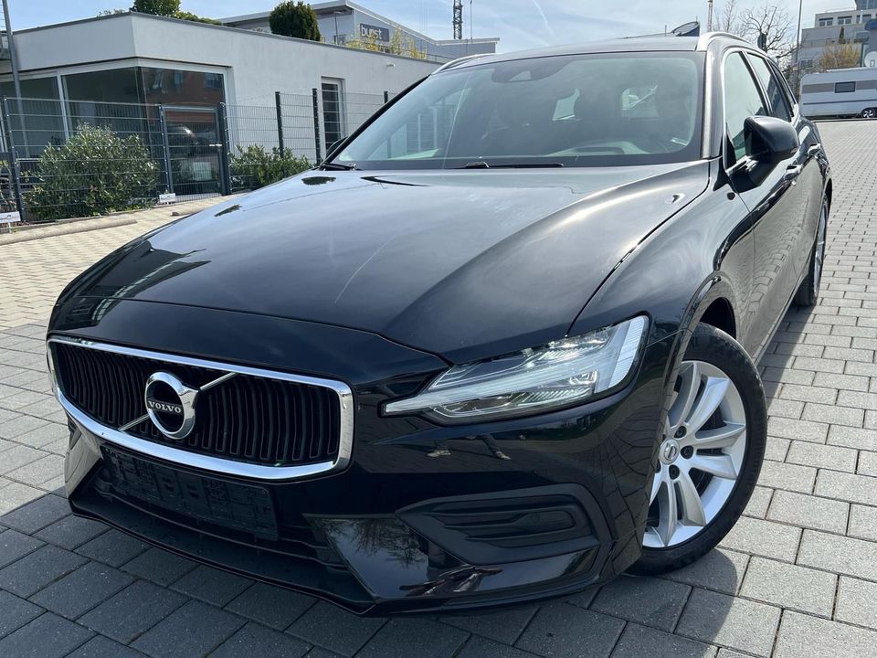 Volvo V60 2.0 Momentum Pro DIGITAL*NAVI*LEDER*CAM*KEY* in Holzgerlingen