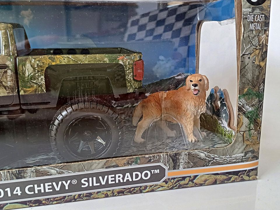 1:24 Jada Silverado 2014 - special "team real tree" edition in Rinteln